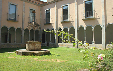 Claustre del Monestir de Sant Esteve de Banyoles